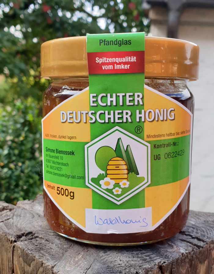 Nach dem Schleudern, Abfüllen und Etikettieren kann der Honig verkauft werden